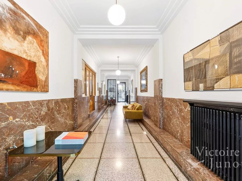 Maison de maître 1926 complètement rénovée en 2018 de manière très qualitative<br />
ascenseur desservant tous les étages<br />
rez :<br />
Hall d'ent