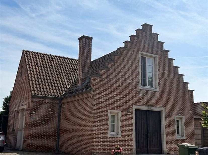 Ontdek deze karaktervolle woning!<br />
Ligging: verbindingsweg tussen Kapellen en Leugenberg, vlotte verbinding naar Hoogboom en centrum Kapellen, na