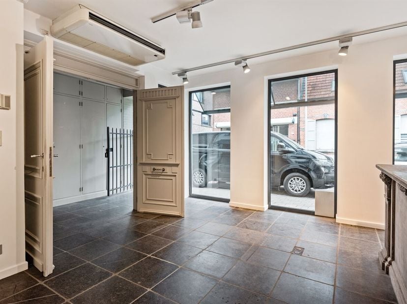 Charmant immeuble commercial / bureau d'environ 133 m² au rez-de-chaussée avec sous-sol et un beau jardin orienté à l'ouest avec terrasse paysagée, tr