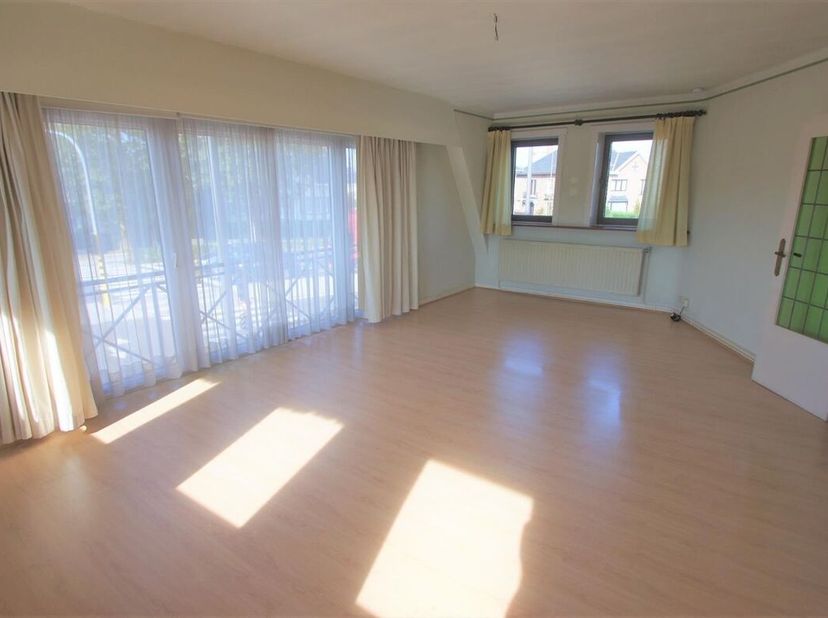 Beschikbaar vanaf 1/10/2026. Dit ruime appartement is prachtig gelegen aan de voetbal van Tienen. Alle benodigdheden op wandelafstand (winkel, bank et