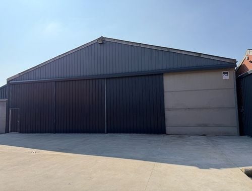                                         Entrepôt à louer à Langemark, € 695
