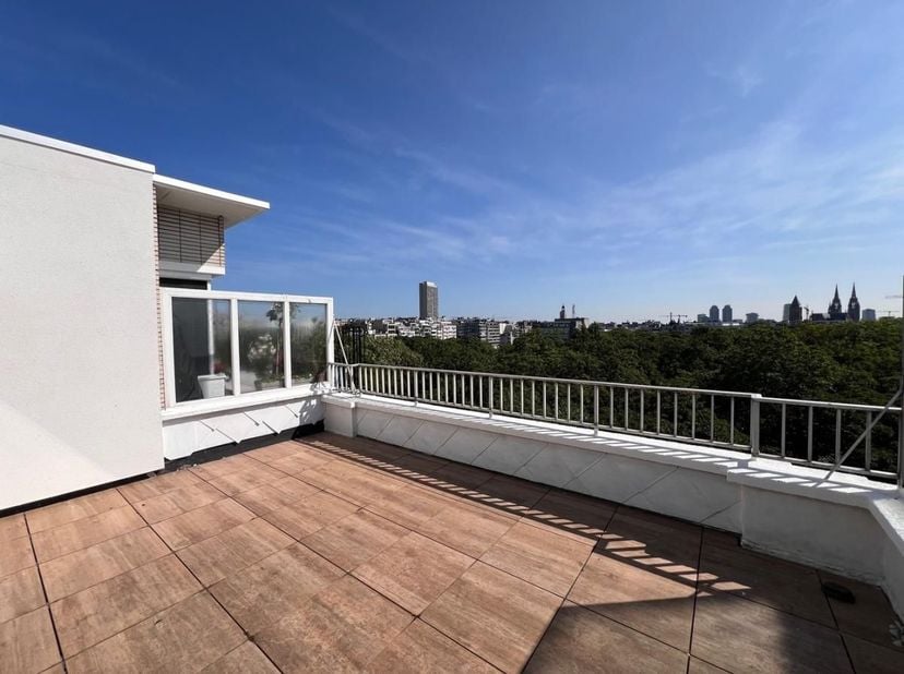 Très bel appartement lumineux, situé en plein centre d'Ostende. L'appartement se trouve au 7e étage de l'immeuble et offre ainsi une vue imprenable su