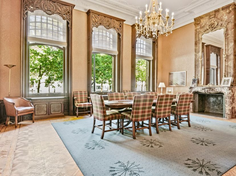 Dit beschermd herenhuis in Beaux-Arts stijl bevindt zich aan de levendige Leien en is momenteel ingericht als kantoor. Met een indrukwekkende plafondh