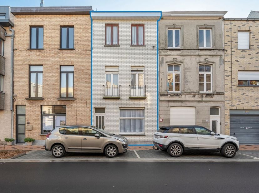 Ontdek deze verrassend ruime rijwoning in het hart van Blankenberge, gelegen in de rustige Van Maerlantstraat. Dit karaktervolle huis biedt een uitzon