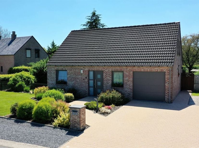 L'agence HOME EXPERT IMMO a le plaisir de vous présenter cette magnifique villa 4 façades idéalement située au calme, dans le charmant village de Beuz
