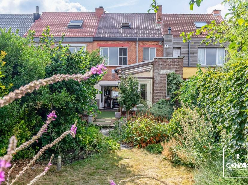 Deze woning is gelegen&amp;nbsp;nabij het Fluweelpark&amp;nbsp;te Gent en ligt op een boogscheut van verschillende buurtwinkels, scholen, het openbaar vervoer