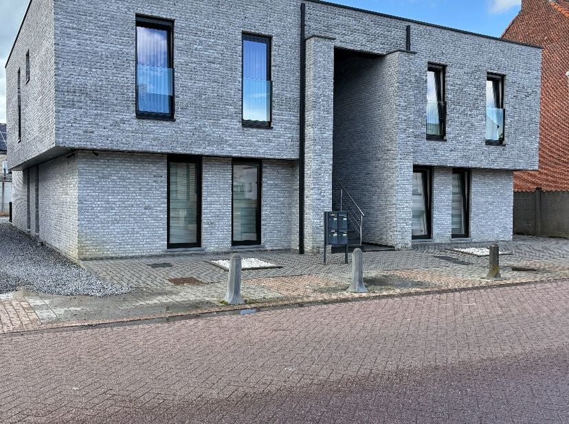 Zeer ruim modern appartement met groot terras en staanplaats,Dit appartement ligt op de eerste verdieping en de indeling is als volgt: Inkomhal met ap