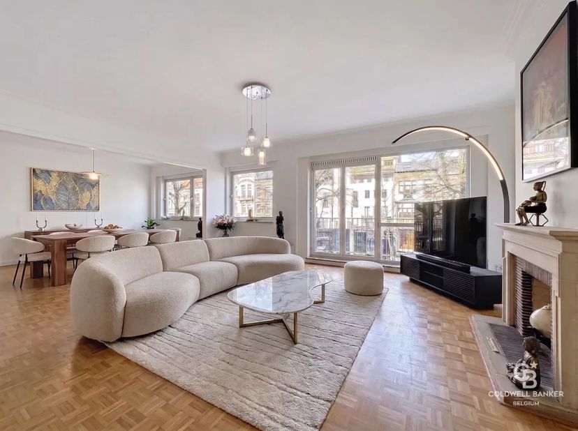 Sur l'Avenue Winston Churchill, appartement rénové en 2020 d'une surface de ± 148 m² (source PEB) situé au 2ème étage sur 7.<br />
Il se compose d'un