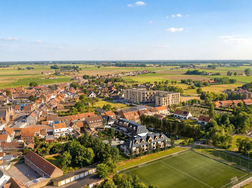 Cette maison durable à trois façades est située dans un environnement calme et verdoyant à Westkapelle Village, à proximité immédiate de toutes les co