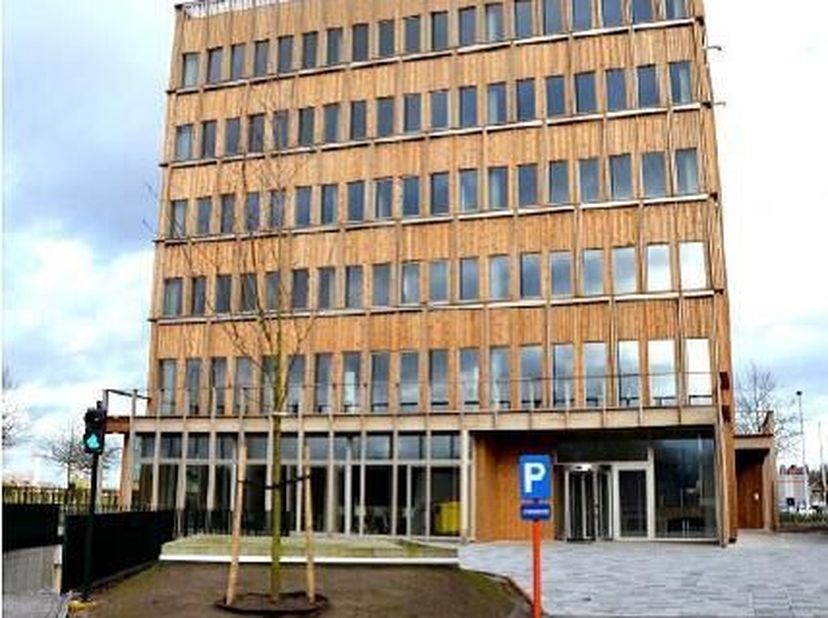 De beschikbare kantoorruimte op verdieping 4 heeft een oppervlakte van 331,10 m². Het bedrijfspand beschikt over een centrale ontvangstruimte met een