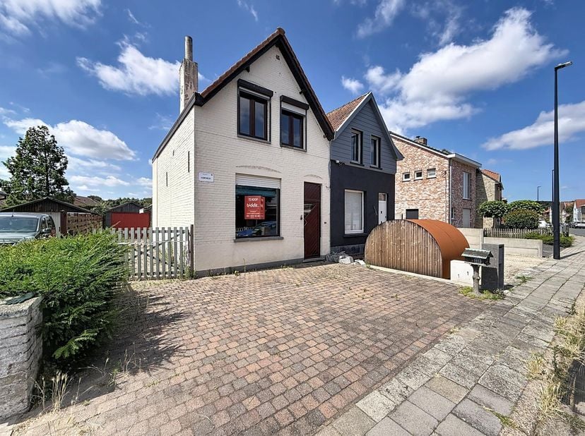 HALFOPEN WONING -<br />
Op te frissen halfopen woning. <br />
Gelijkvloers: via de hal komt u de woning binnen in de woonkamer en open keuken met aang