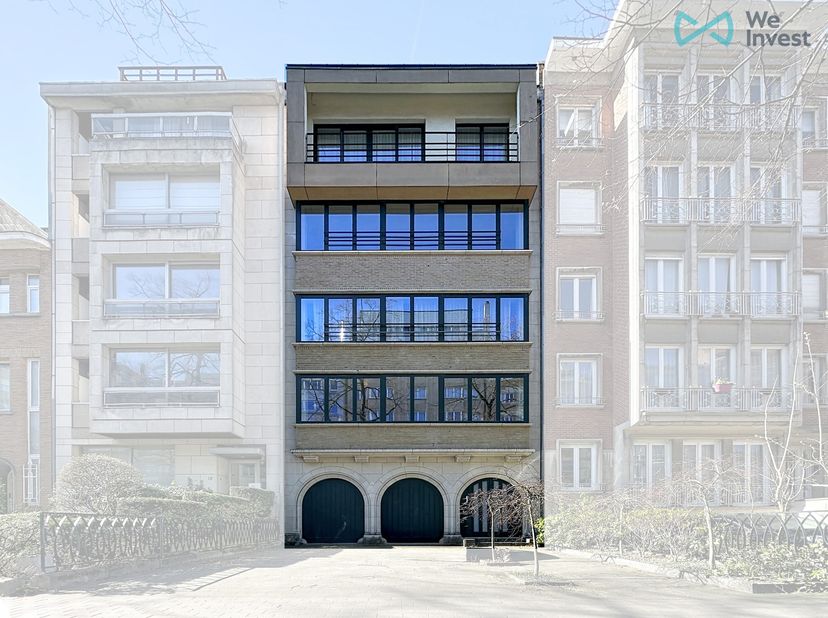 WE INVEST Ixelles nodigt u uit om dit prachtige appartement te ontdekken, dat 10 jaar geleden volledig en smaakvol werd gerenoveerd. Het bestaat uit: