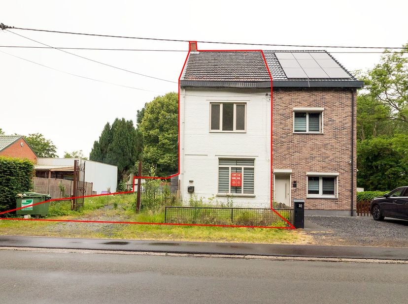 DEELS TE RENOVEREN HALFOPEN WONING - <br />
<br />
Deze halfopen bebouwing gelegen te Kerkhovenweg 8, groot 4 a 84 ca is gelegen op wandelafstand van
