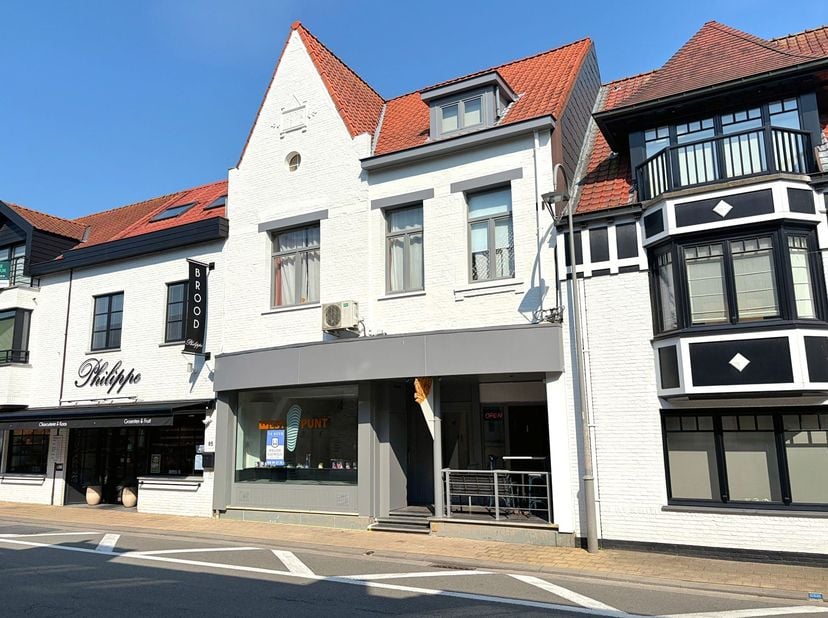 Interessant handelspand met veel passage, goed gelegen in de belangrijkste straat van Westkapelle. Dankzij het grote etalageraam aan de straatkant gen