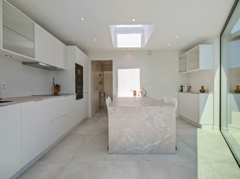 Op een centrale landelijke ligging te Schriek bevindt zich deze prachtig gerenoveerde bungalow als open bebouwing met 1 slaapkamer, aparte garage en z