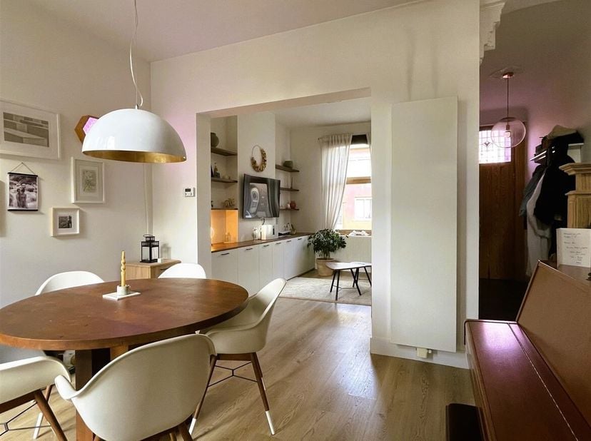 Maison meublée confortable, lumineuse et bien entretenue près du centre de Schoten.<br />
Aménagement :<br />
hall d'entrée / séjour / cuisine entière