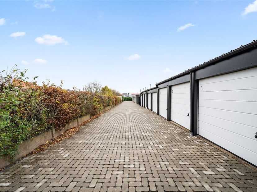 Deze onmiddelijke beschikbare garagebox vormt een zorgeloze, toekomstgerichte investering. De oprit werd volledig vernieuwd met waterdoorlatende mater