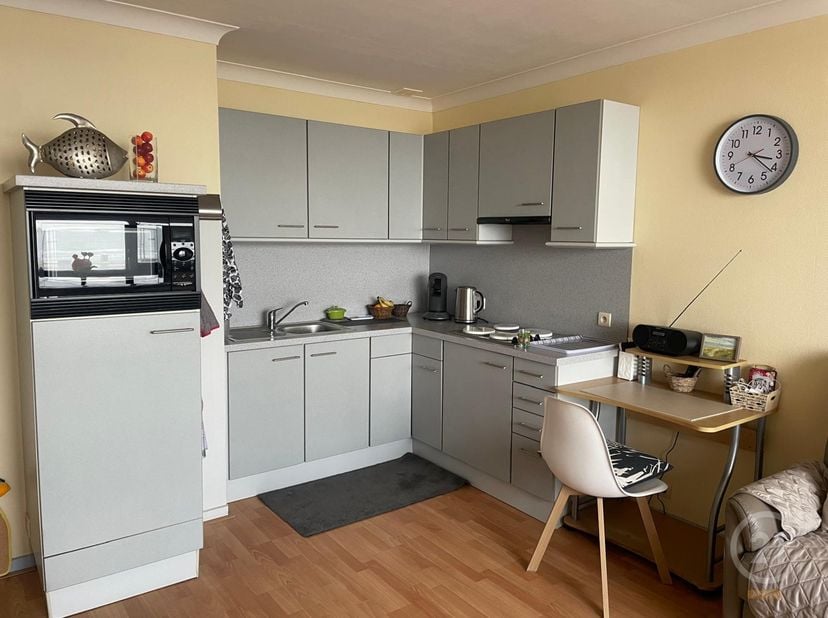 In Residentie Royal Palace bevindt zich dit verzorgd gelijkvloersappartement van het type doorloper. Het appartement beschikt over een lichtrijke open