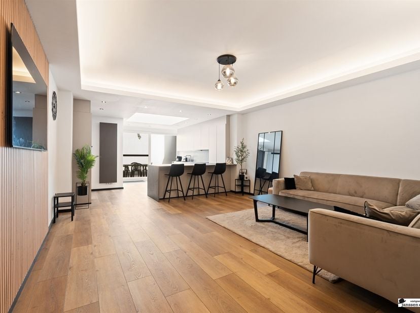 Vous souhaitez découvrir l'intérieur de cette spacieuse maison située au centre de Merksem, à proximité de toutes les commodités ?<br />
Alors, prene