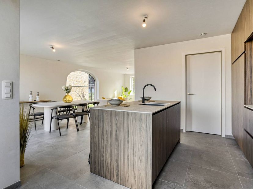 Stijlvol nieuwbouwhuis te koop in Elverdinge met drie slaapkamers, ruime dubbele garage en tuin. Deze halfopen woning is uitermate geschikt voor wie o