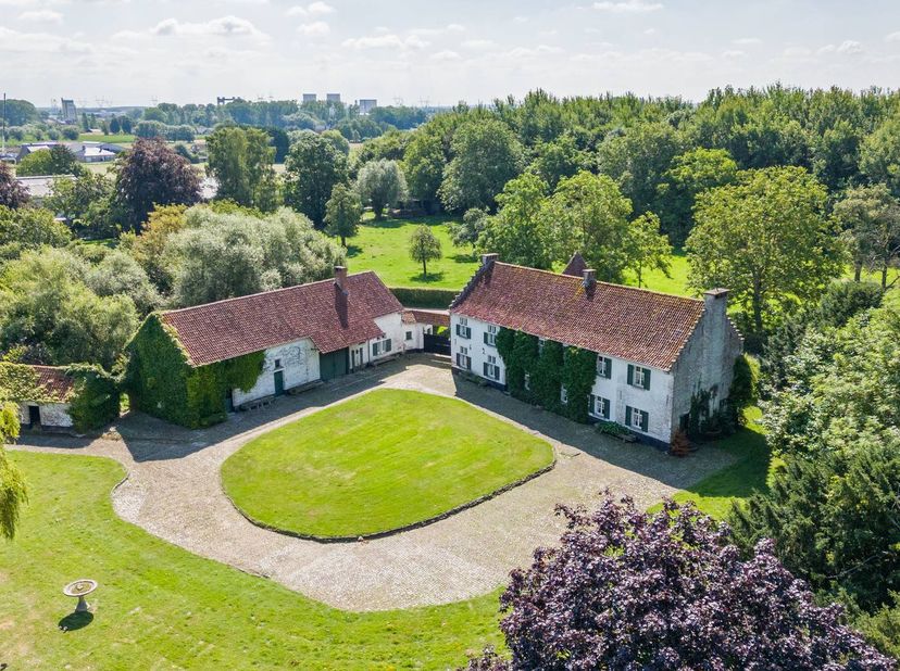 De kasteelhoeve beschikt over een bewoonbare oppervlakte van ca. 460 m² en verwelkomt u via een royale inkomhal met gastentoilet en vestiaire. Verder