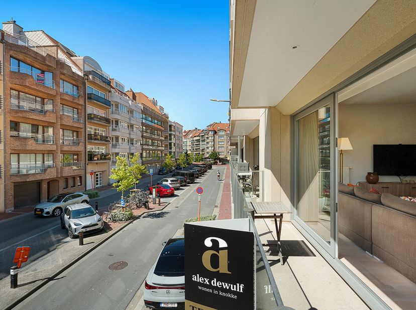 Lichtrijke appartement op wandelafstand van het Albertstrand en het Rubensplein, met aan de voorzijde een zuidwest gericht. Bouwjaar 2000 en volledig