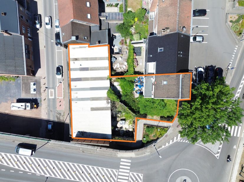 Idéalement situé à Visé, proposant une visibilité idéale et de nombreuses possibilités, ensemble immobilier comprenant 1 entrepôt, une parcelle de ter