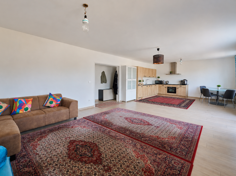 Ruim 3-slaapkamerappartement met groot terras, garagebox en polyvalente handelsruimte<br />
Bent u op zoek naar een ruim appartement met drie slaapkam