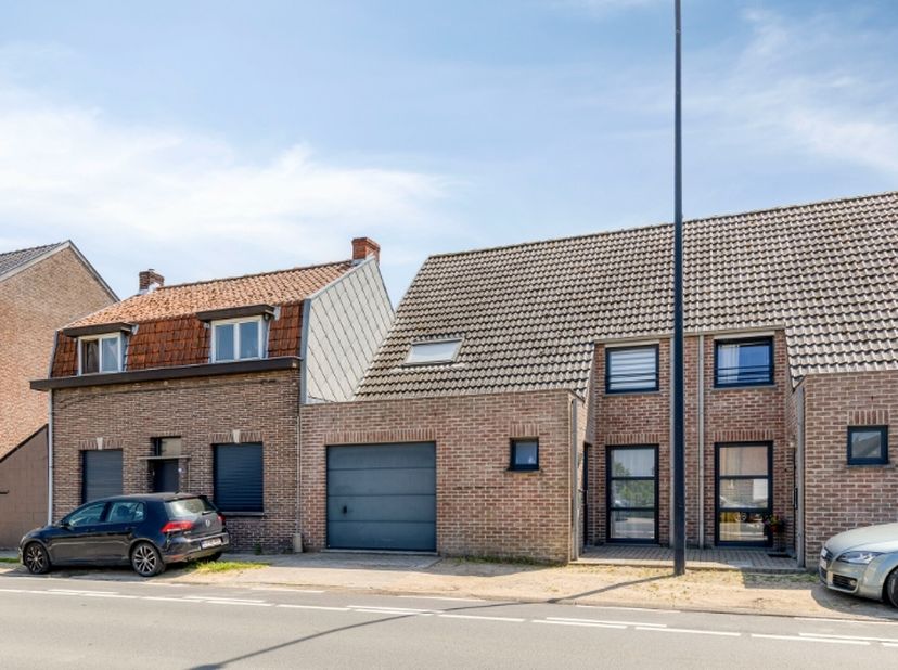 Op een vlot bereikbare ligging in het groene en rustige Adegem bevindt zich deze verzorgde woning gelegen in de Oude Staatsbaan 32C. Op het gelijkvloe