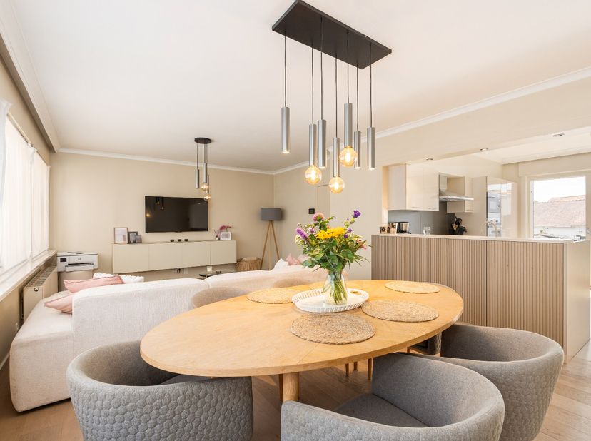 Dit prachtige duplex appartement in Geluwe biedt alle comfort en ruimte die je nodig hebt. Met 3 slaapkamers, een ruime dressing en een bewoonbare opp
