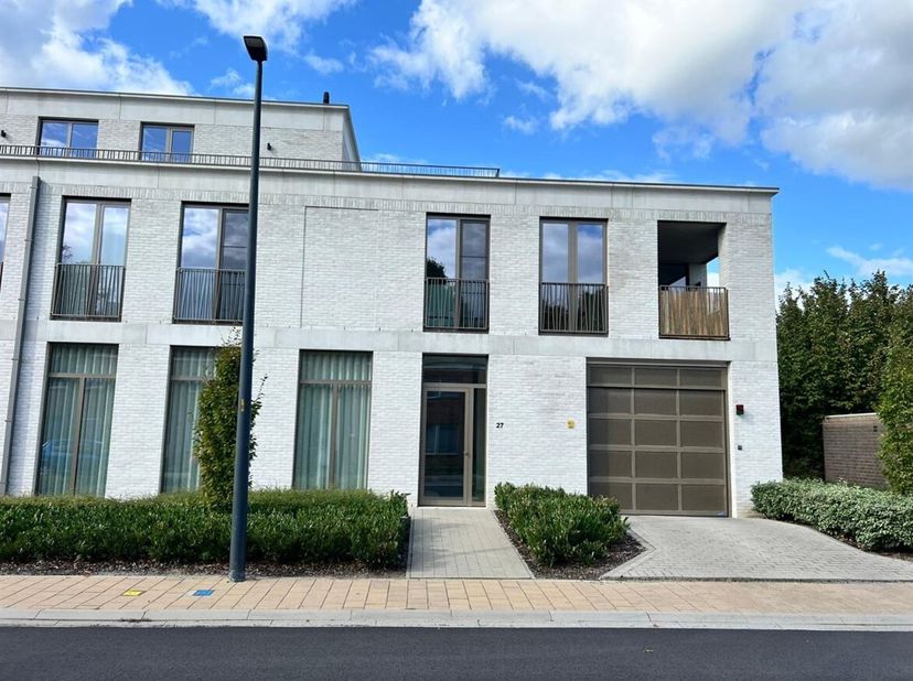 Prachtig en energiezuinig appartement met 2 slaapkamers, terras, autostaanplaats en kelderberging in Lier!<br />
Ligging<br />
Dit prachtige apparteme