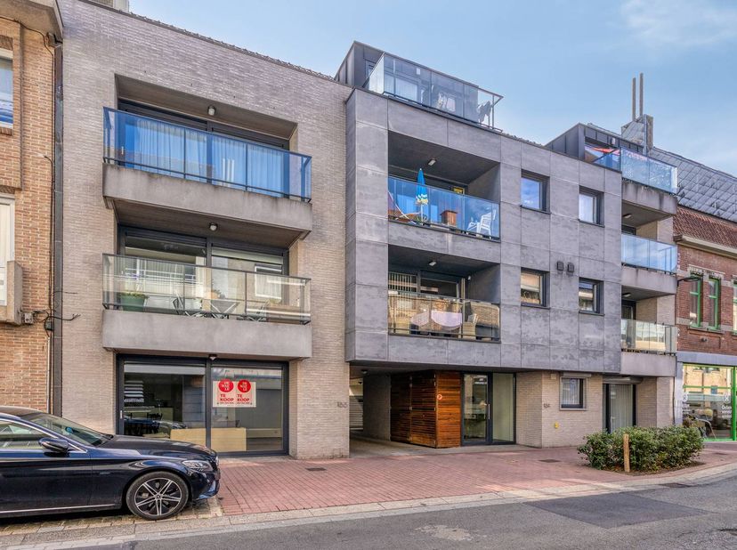 Instapklaar, modern en met een uitzonderlijke troef die je zelden in het centrum vindt: dit recent volledig geschilderde appartement combineert comfor