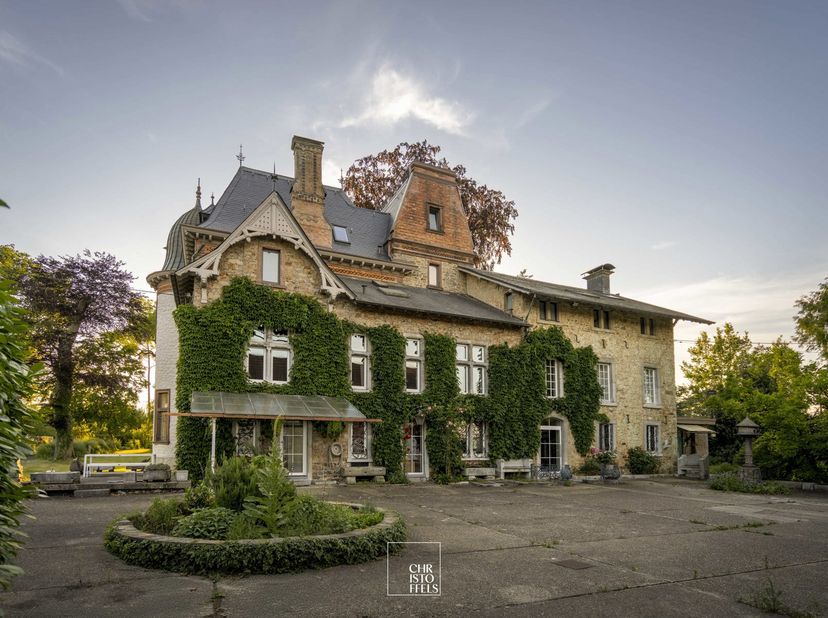 HET KASTEEL<br />
Via de centrale inkomhal betreedt u het hart van dit uitzonderlijke kasteeldomein. De inkomhal vormt de centrale verbinding tussen d