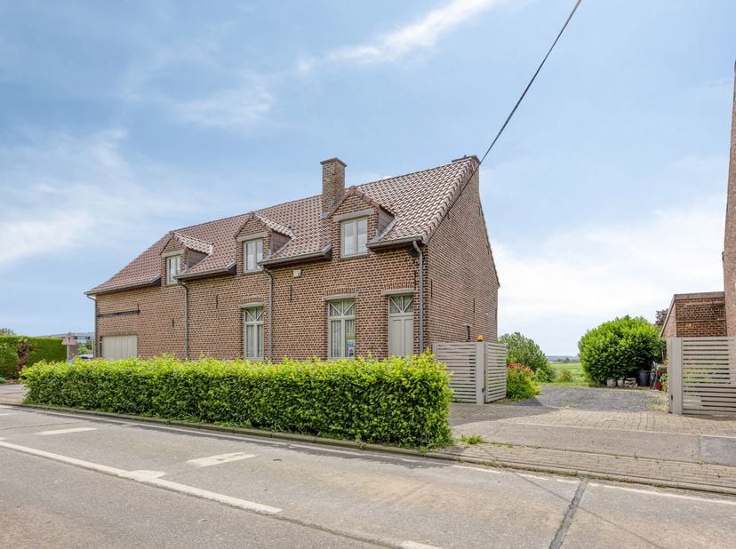 Immo Pické biedt U deze zeer goed onderhouden en gunstig gelegen woning aan op een mooi perceel van 23a 35ca. De woning bevindt zich op een boogscheut
