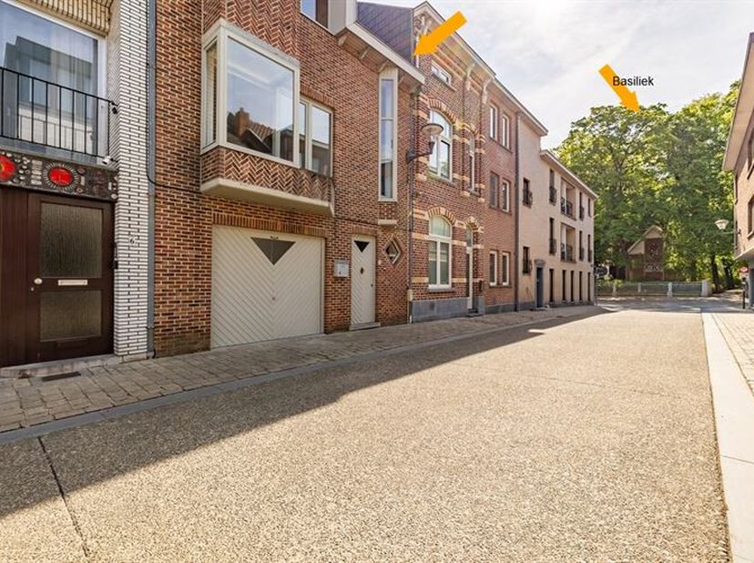 In een rustig straatje, vlak bij de basiliek en het gezellige centrum, vindt u deze verzorgde en eigentijdse woning met verrassend veel ruimte, licht