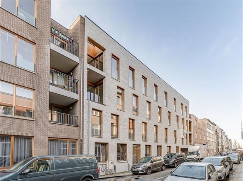 Ligging: Ideaal gelegen in rustige groene wijk, nabij op en-afrittencomplex Zuid <br />
Beschrijving: We betreden het appartement in de inkomhal met a