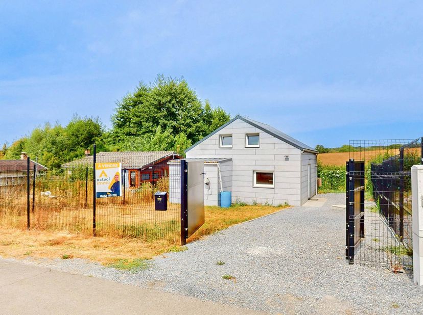 CHALET RÉCENT DE ± 67 M² AVEC 2 CHAMBRES ET TERRASSE<br />
<br />
Froidchapelle – Domaine Résidentiel « Le Bosquet »<br />
<br />
Construit en 2020 su