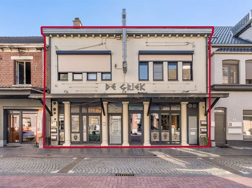 Uniek vastgoedcomplex met 2 aankoopmogelijkheden in hartje Maasmechelen<br />
Omgeving<br />
Op een topligging in Maasmechelen, midden in de bekende K