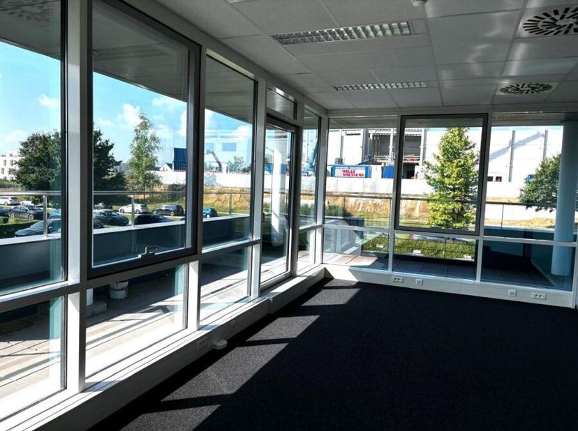 Dit bedrijfsgebouw in Nijvel biedt je een combinatie van kantoorruimte en een aangebouwd magazijn op één locatie. Gelegen in het moderne bedrijvenpark