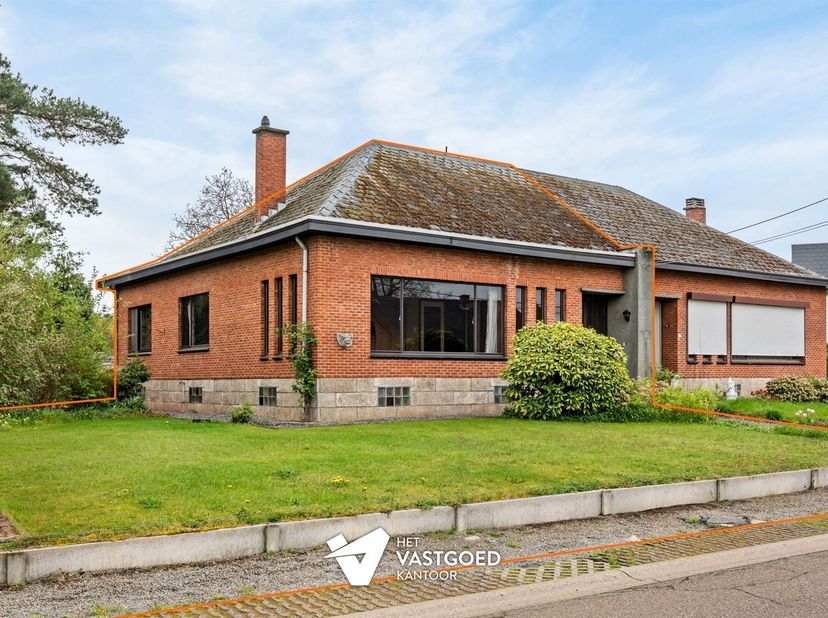 Te renoveren woning met 3 slaapkamers op rustige doch centrale ligging in Lummen (Meldert).<br />
<br />
Belangrijkste troeven: <br />
- Rustige li