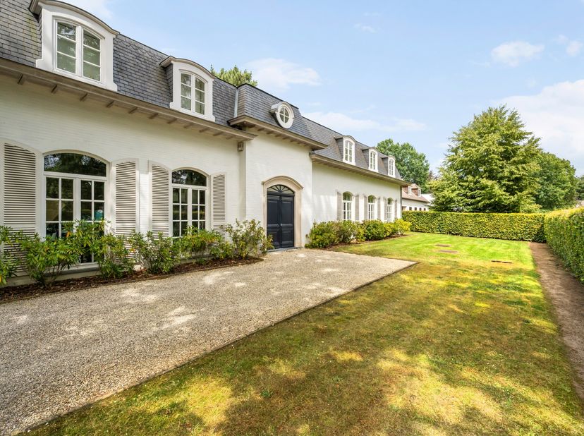 Deze charmante villa uit 2013 bevindt zich op een uitzonderlijk residentiële locatie in Herentals. Deze eigendom bestaat uit een zeer aangename leefru