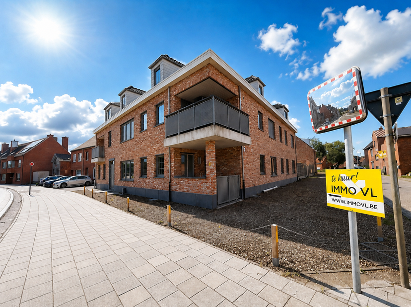 Dit appartement bevindt zich op de eerste verdieping en is bereikbaar via de lift of trap. Het is ideaal gelegen op een boogscheut van het centrum van
