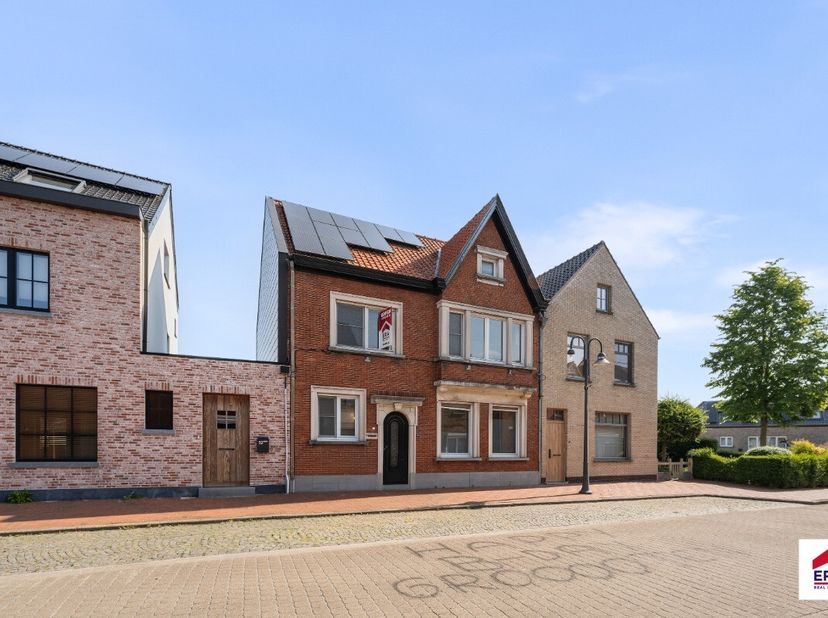 Bent u op zoek naar een ruime 4-slaapkamerwoning met tal van mogelijkheden en een leuke tuin? Dan is deze woning in Moerkerke precies wat u zoekt! De