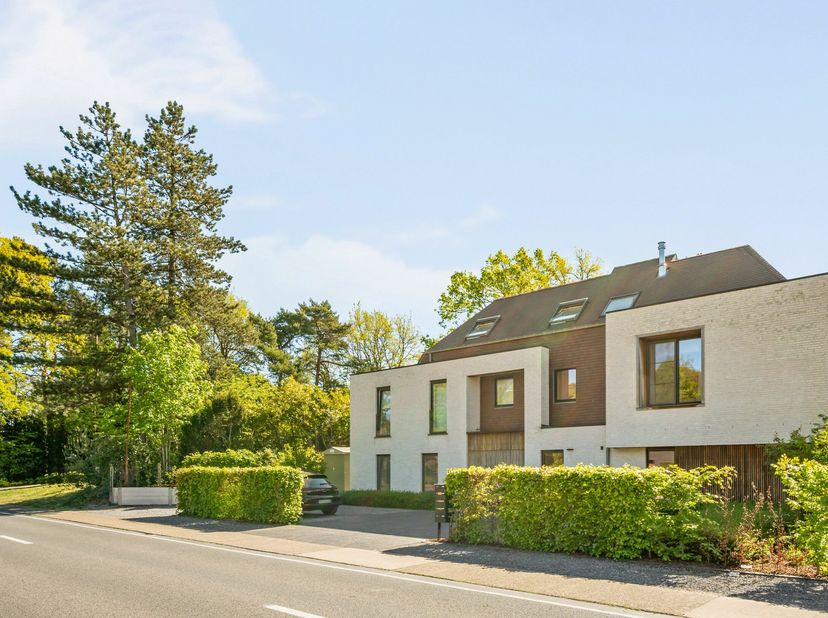 Cet appartement exclusif s'étend sur deux étages et offre un confort, un espace et un luxe de haut niveau. Au premier étage, vous trouverez un espace