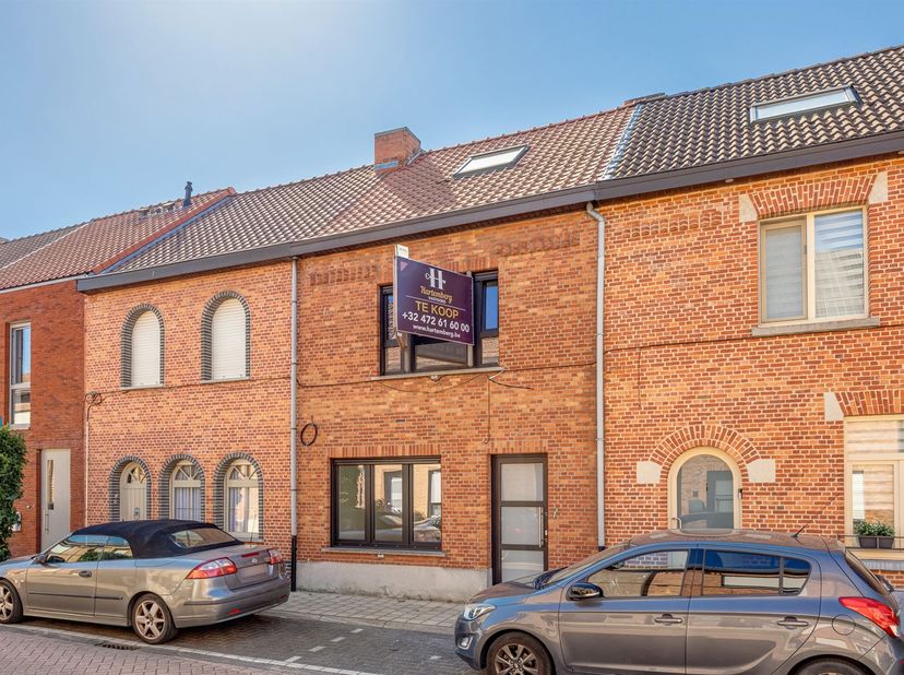 Deze net vernieuwde woning ligt in een stille, met groen verfraaide eenrichtingsstraat (zone 30), met aan het uiteinde het publieke Borgersteinpark. D