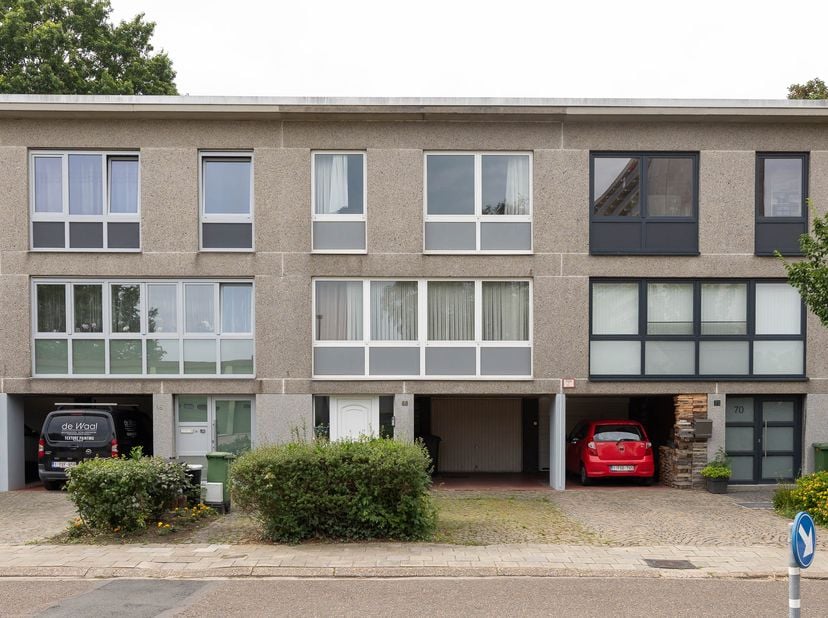 GUNSTIG GELEGEN WONING MET 3 SLAAPKAMERS -<br />
<br />
Ruime woning.<br />
Omvattende: <br />
- gelijkvloers: kelder, hall, garage;<br />
- 1e verdie