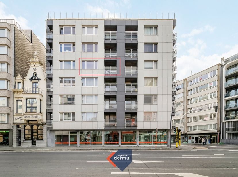 Découvrez ce studio chaleureux situé au quatrième étage de la Résidence Simonne, idéalement situé à proximité de Petit Paris à Ostende. Grâce à cet em