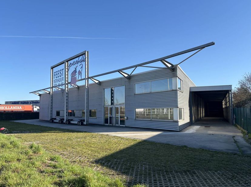 Langs de Rijksweg te Roeselare met een grote zichtbaarheid bevindt zich dit bedrijfsgebouw te huur bestaande uit een  magazijn/loods/werkplaats van ca