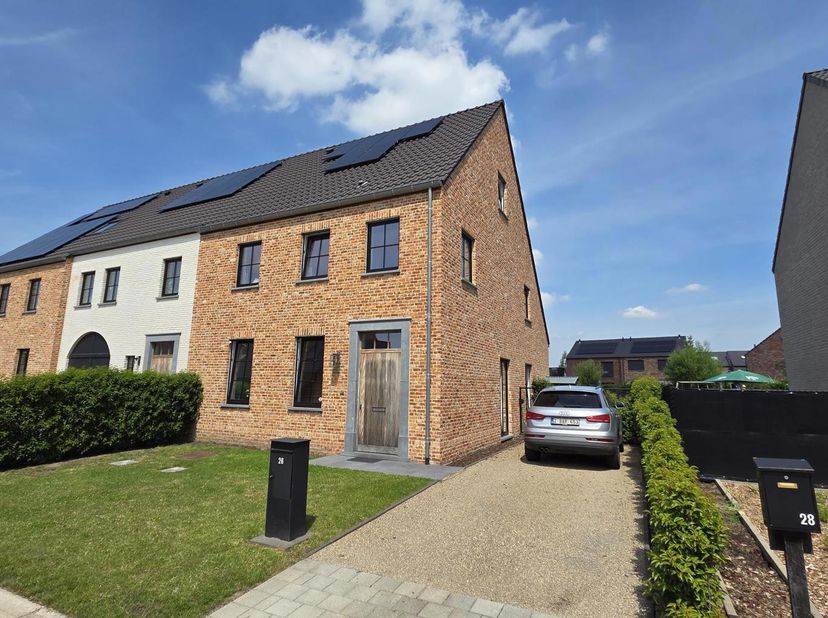 In een rustige, kindvriendelijke nieuwbouwwijk vlak bij het centrum van De Pinte, ligt deze instapklare, recente woning.<br />
<br />
Binnenkomen doe
