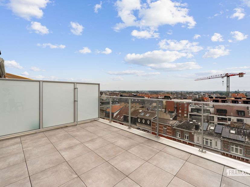 Op zoek naar een dakappartement te koop in Blankenberge met een ruim zonneterras en een topligging vlak bij de zeedijk? Dit appartement in residentie